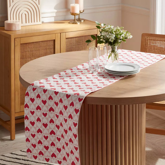 Camino de mesa con corazones y tablero de ajedrez del Día de San Valentín - Threshold™